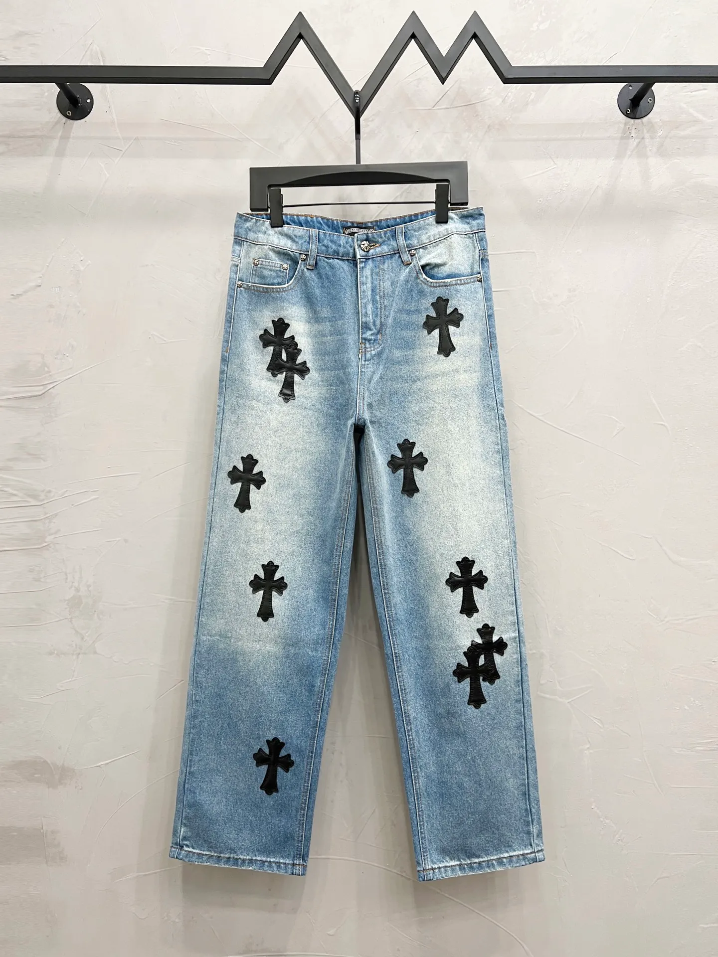 P200 Style Number: [M927] Chrome Hearts & Chrome Hearts 25ss Black Cross Patch Leather Jeans Chrome Hearts’ logging pants are here! ! ! CH Croix Heart Double Knee Cross Patch Leather Bo1 Style Logging Pants Straight-leg Work Pants B136 Croix Heart Cross Sanskrit Overalls Price 24W Level, patchwork cross pattern embellishment, high-waisted washed jeans! ! Absolutely high-end luxury products, 1.9W level god-level single products, super popular products, made by top heavy industry, not to be missed. About Zangyin, this is an extremely luxurious fashion brand, which can also be called the nobles of the high street. It has always been an exclusive brand of some hipsters or rich second generation. Compared with ordinary high streets, it is more luxurious and noble. Compared with luxury brands, it has a more fashionable personality and has always been a brand that I have a special liking for. Imported yarn is custom-woven into a high-density twill canvas, which ensures a crisp silhouette while also making the fabric feel very delicate. It follows the B01 classic silhouette, with a crisp and stylish upper body. The ready-made garments are stone-ground and fermented and can be matched with any style. Buttons and zinc brushing are washed with genuine YKK retro metal products. Double-layered canvas on the front. Perfect details. All hardware is perfect. Size: 30-32-34-36 Color: blue pants and black leather